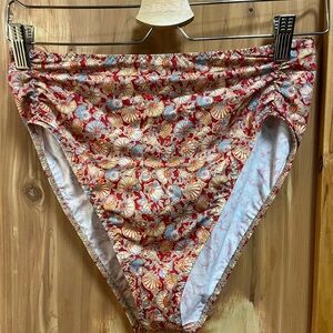 NWT Doen bikini bottom. Red Shell pattern. Size L